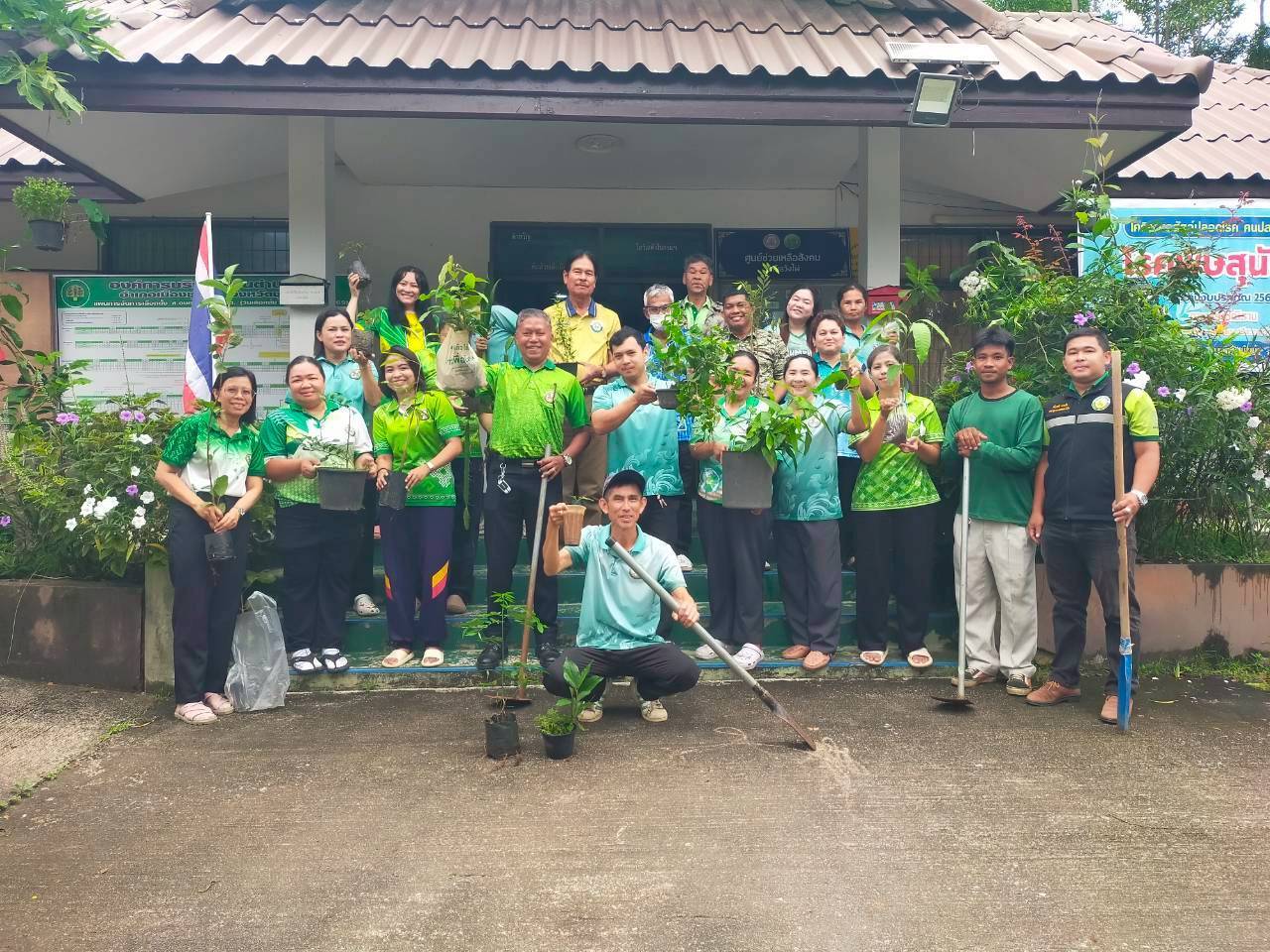 วันที่ 22 ตุลาคม 2568 เวลา 09.00 น.
องค์การบริหารส่วนตำบลวังไผ่ โดย นายปรีชา ตรีทศ นายก อบต.วังไผ่   พร้อมด้วยคณะผู้บริหารพนักงานส่วนตำบล และพนักงานจ้าง เข้าร่วมกิจกรรม "วันรักต้นไม้ประจำปีของชาติ"  เพื่อน้อมรำลึกพระมหากรุณาธิคุณของสมเด็จพระศรีนครินทราบรมราชชนนี และสร้างจิตสำนึกให้เกิดความรักความหวงแหนทรัพยากรป่าไม้ของชาติ🇹🇭
โดยร่วมกันปลูกต้นไม้ ณ ที่ทำการ อบต.วังไผ่ เมืองชุมพร จังหวัดชุมพร✨
