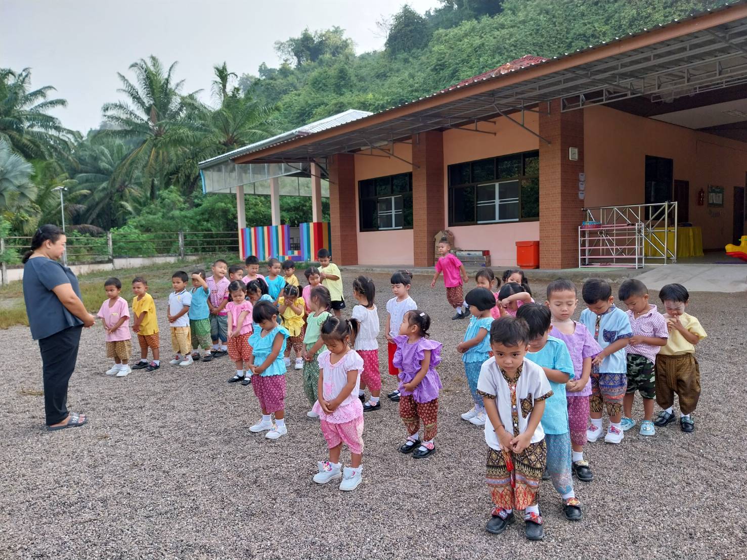 🏫การส่งเสริมและสนับสนุนให้เด็กและเยาวชนในสถานศึกษาสังกัดองค์กรปกครองส่วนท้องถิ่นเข้าร่วมกิจกรรมทางศาสนาอย่างสม่ำเสมอและประพฤติตนตามหลักคำสอนของศาสนาที่ตนเองนับถือ👦👧